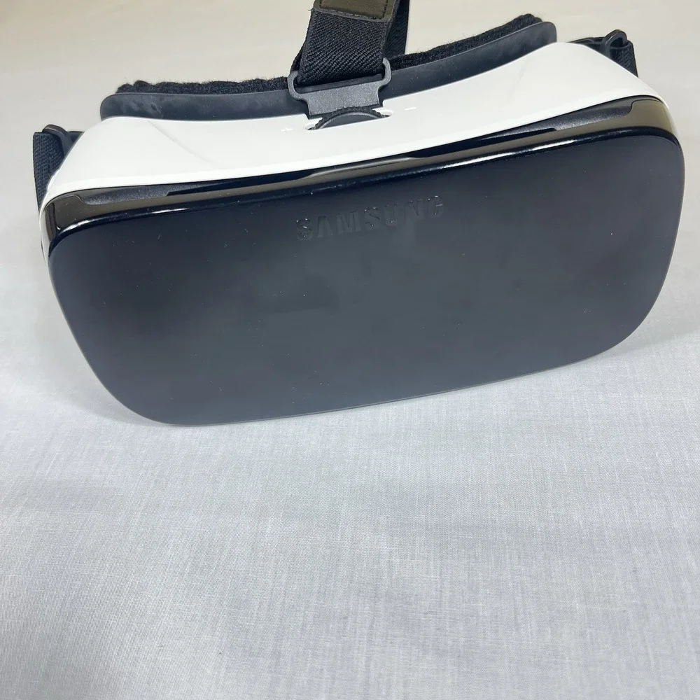 Samsung Gear VR Headset SM-R323 Powered by Oculus Black Clean